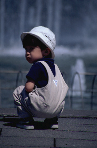大通公園で遊ぶ幼児。何を見てるのかな～？と思って見てたら、次の瞬間、満面の笑顔をふりまいて駆け寄ってきた。カメラが珍しいのかな？ 