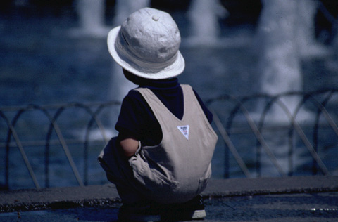 噴水が不思議なのだろうか。私の所に駆け寄ってきたと思ったらまた元の場所に戻り、彼はずっとこの格好で噴水の方を見つめていた。