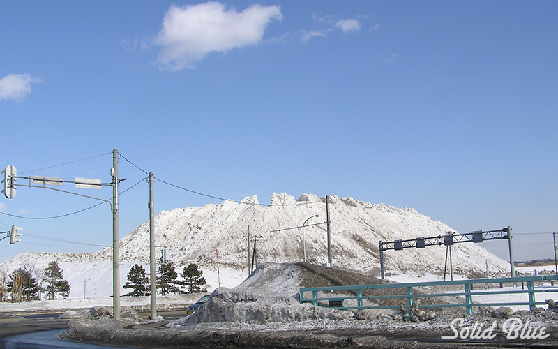 実はこれ、除雪した雪を積んでできた山。