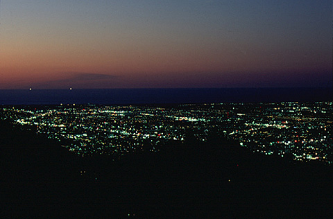 藻岩山より札幌市内を見おろす。街の灯りが宝石箱のよう。