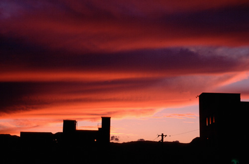 磨りガラス越しに映る色が気になり窓をあけると、西の空が真っ赤に焼けていた。